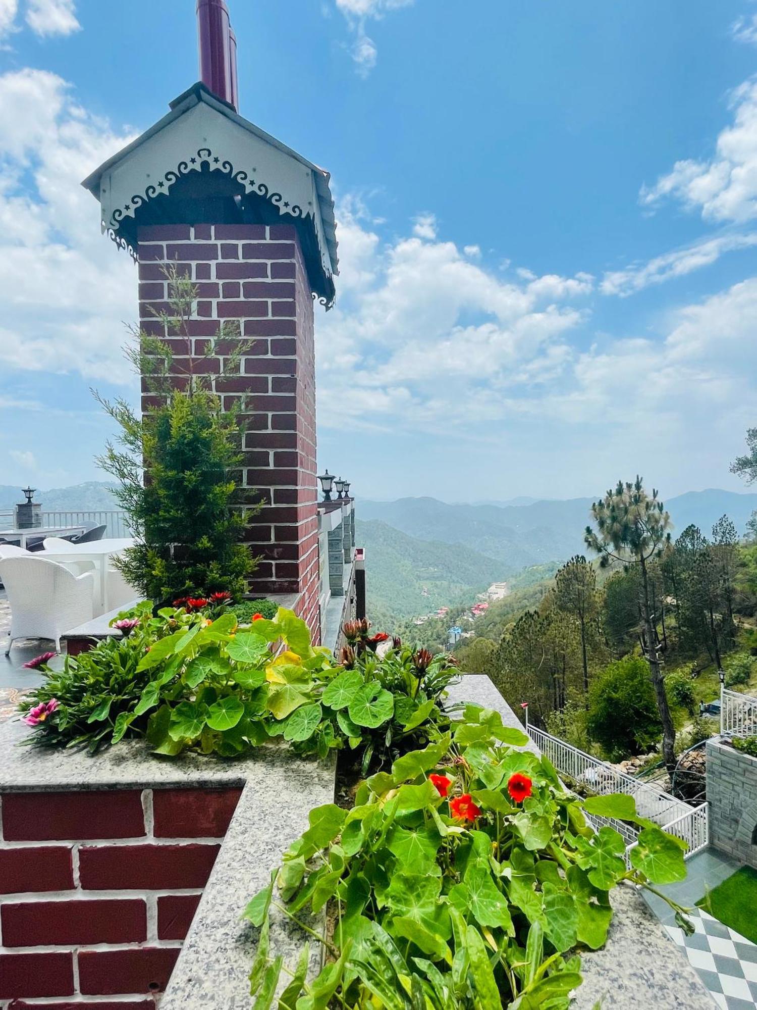 Hotel Wood Stock Luxury - A Boutique Property - Penthouse - Open Air Restaurant & Terrace Kasauli Dış mekan fotoğraf