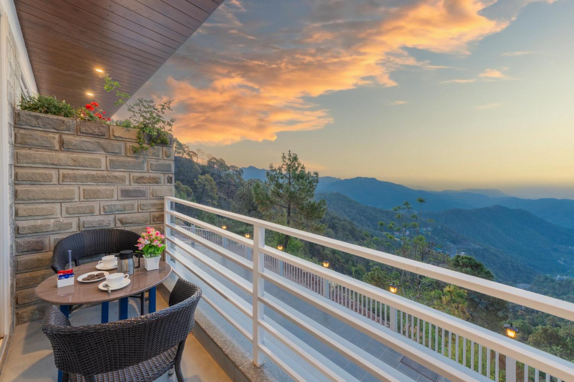 Hotel Wood Stock Luxury - A Boutique Property - Penthouse - Open Air Restaurant & Terrace Kasauli Dış mekan fotoğraf