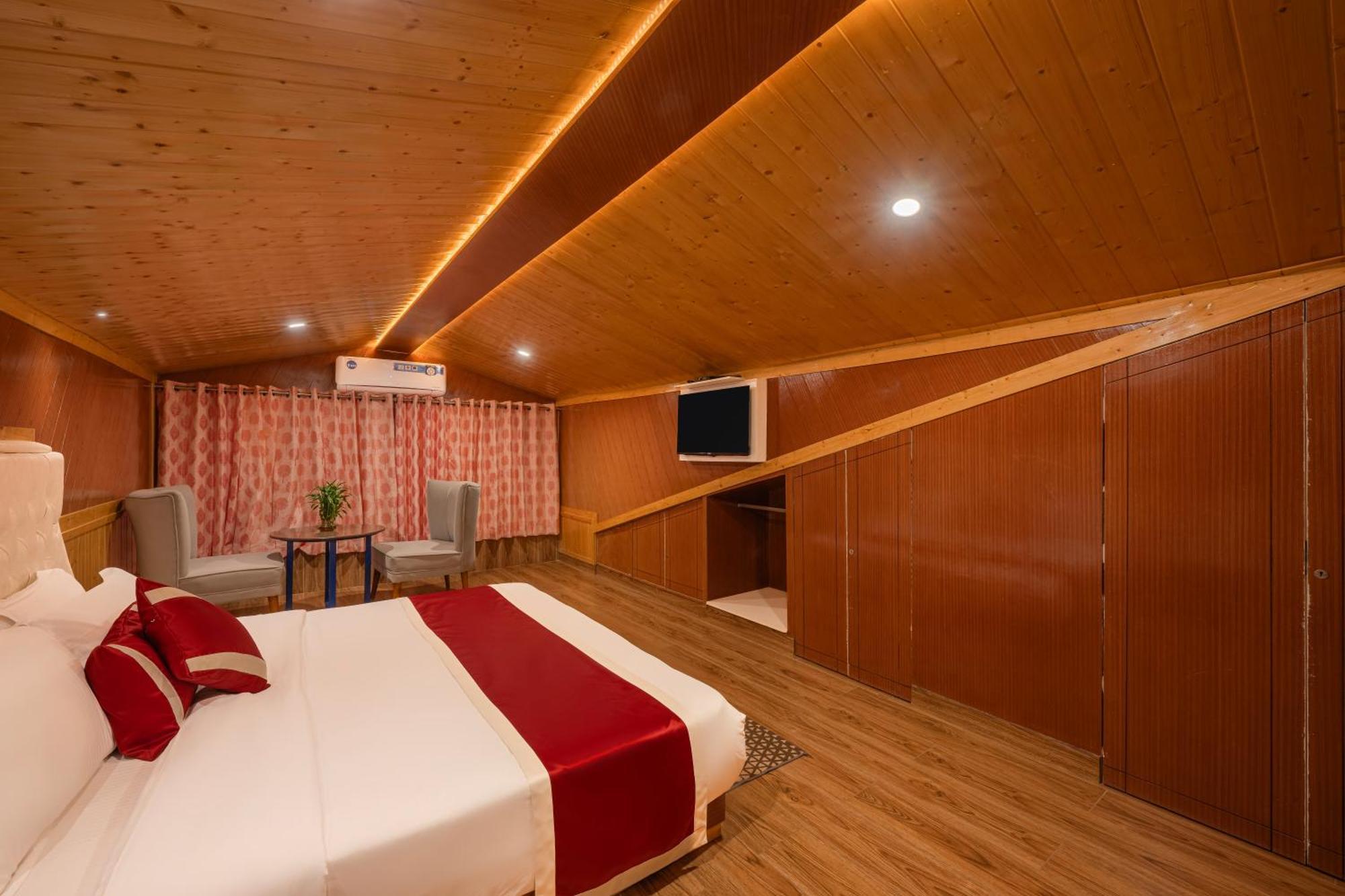 Hotel Wood Stock Luxury - A Boutique Property - Penthouse - Open Air Restaurant & Terrace Kasauli Dış mekan fotoğraf