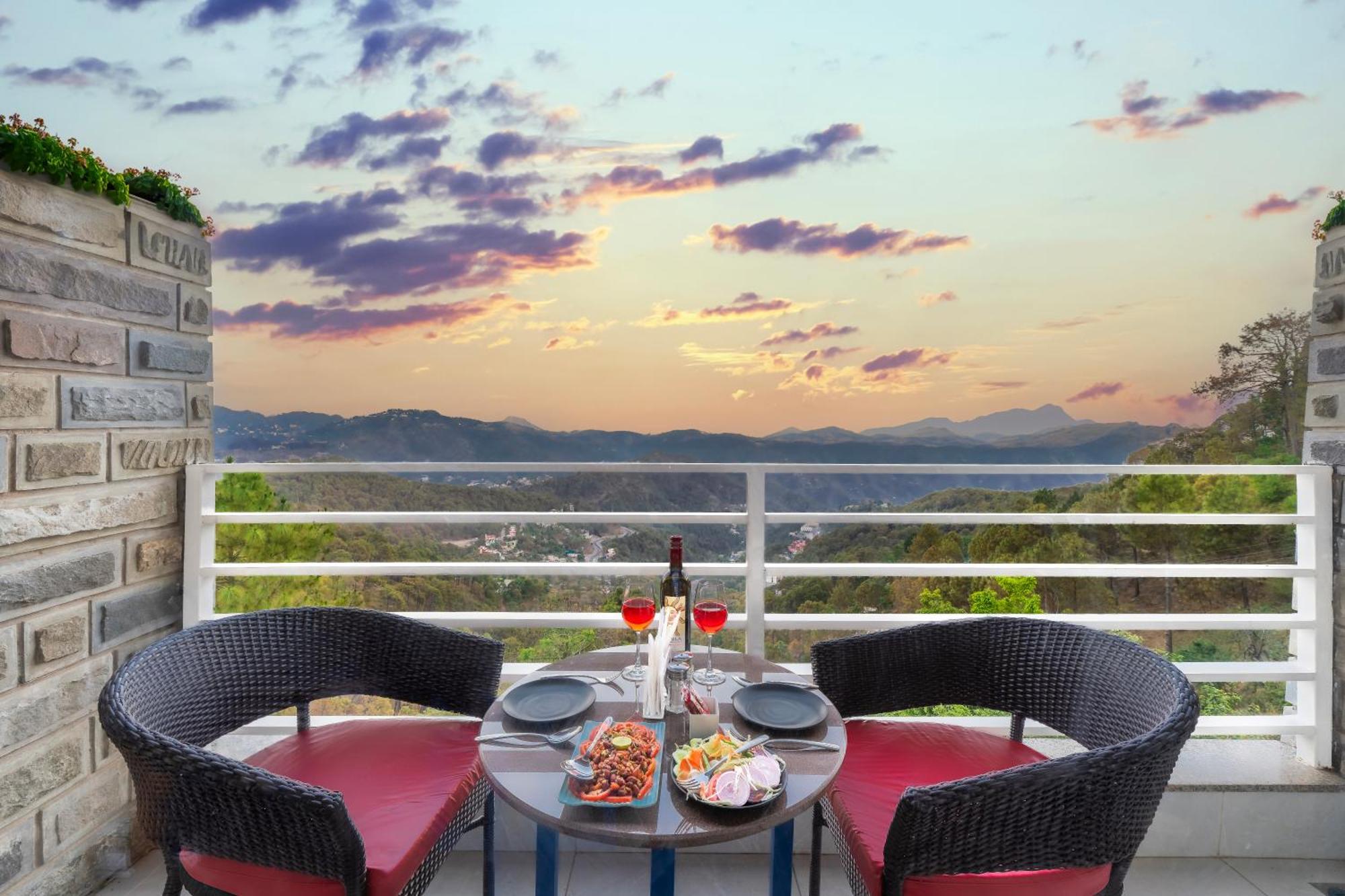 Hotel Wood Stock Luxury - A Boutique Property - Penthouse - Open Air Restaurant & Terrace Kasauli Dış mekan fotoğraf